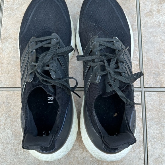 adidas UltraBoost Size 10,5 main image 13